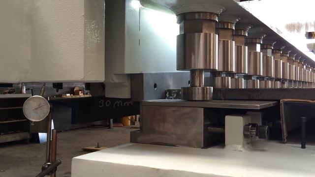 Рубка металла 30 мм ST 52 на гильотине Metal Master HCN смотреть онлайн