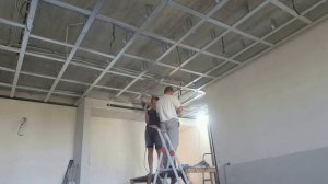 Потолок из гипсокартона, с трековыми светильниками и теневыми профилями.(Часть 1)