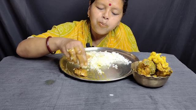 BIGBITES।EATING RICE WITH DAL MAKHA,ALUVAJA, BADHACOPY,CHICKEN LIVER KOSHA,AND TELAPIA FISH CURRY।।