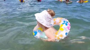 ✔Ребнок купается в море. ВЛОГ Плавание. Поездка на море. Играем на пляже.