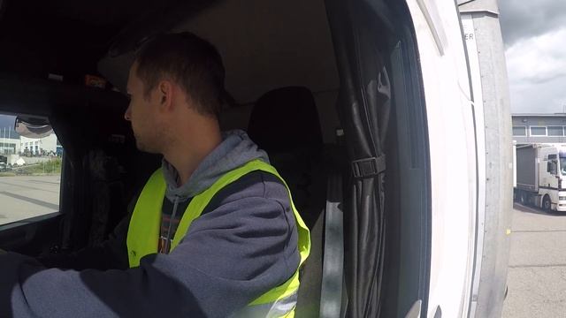 Разгрузки. Парковка под рампу 25 метров. Прокол колеса. Уикенд. смотреть онлайн