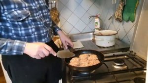 Начинаю жарить котлеты на сковородке