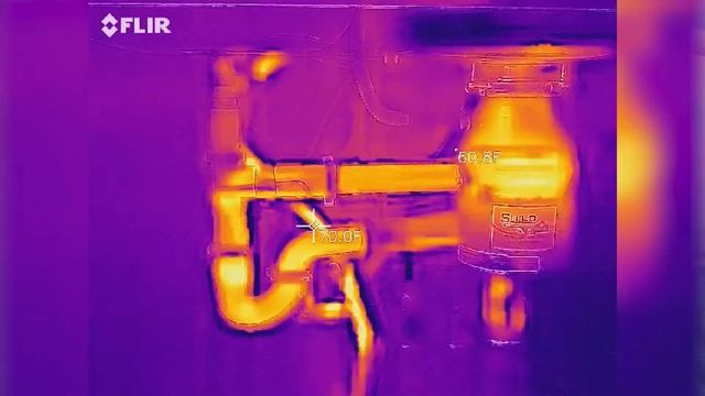 Using FLIR One Pro LT to inspect under kitchen sink plumbing in a brand new house смотреть онлайн