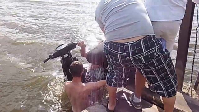 сатана у воді))купається. смотреть онлайн