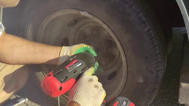 Откручиваем колесные болты на газели электрическим гайковертом MIGHTY SEVEN DW-18502. Видео 1. смотреть онлайн