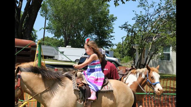 Country Girl Twin Sisters | Ride a Horse | Western Party смотреть онлайн