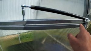 Устанавливаю термопривод на форточку теплицы.