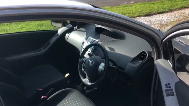 Toyota Yaris 1.0 VVT-i T2 3dr смотреть онлайн