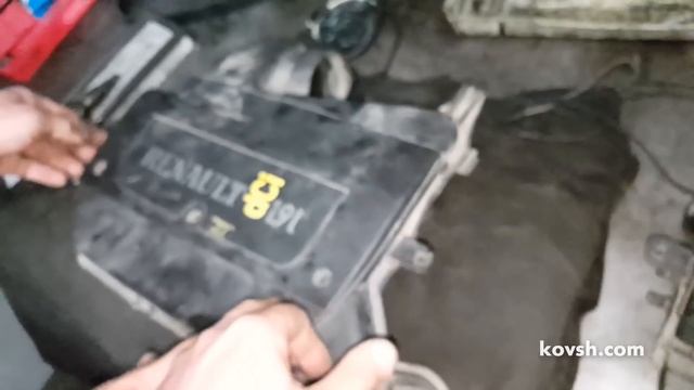 Абразив попадает в двигатель вследствие износа корпуса воздушного фильтра Renault Trafic II 1.9dci смотреть онлайн