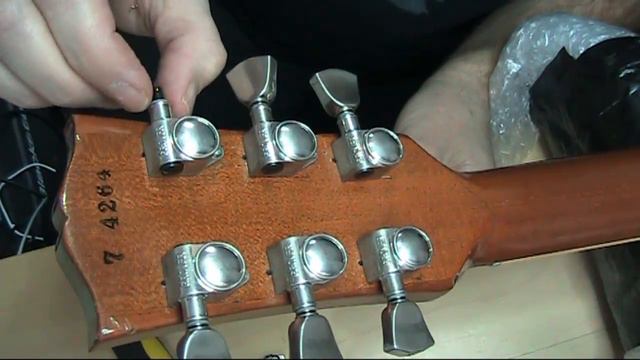 Quick fix on sticky, stiff or notchy tuners, including Grovers смотреть онлайн