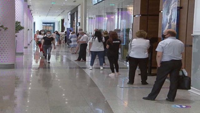 В Москве и Подмосковье выстраиваются очереди за прививкой смотреть онлайн