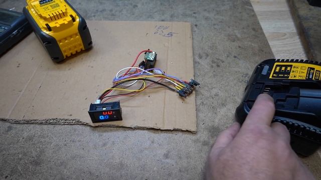 Зарядное устройство DeWALT DCB104 обзор и тест на аккумуляторах, DCB115 и DCB118, меряем ток заряда