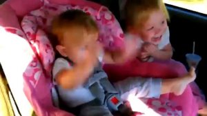 Ребенок танцует под Oppa Gangnam Style.