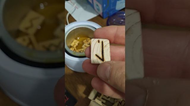 Процесс изготовления транспарентных рун. Зеркальные руны. смотреть онлайн