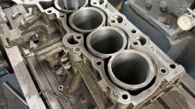 Запчасти в работе: расточка цилиндров блока двигателя 1.4л бензин G4FA от Hyundai и Kia смотреть онлайн