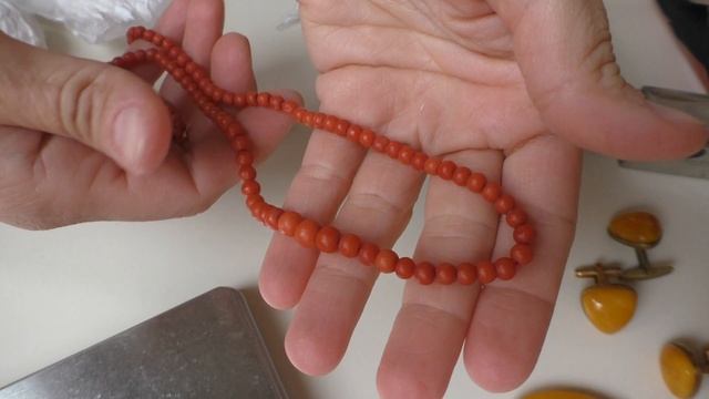 Почему такая дорогая янтарная брошь? Коралловые бусы с золотой застежкой смотреть онлайн