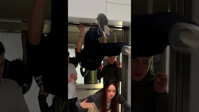 Whose reaction is better?😉1,2,3 or 4?❤️#tiktok #fypシ #reaction #shocked #prank смотреть онлайн