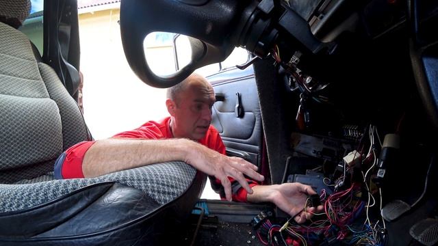 ВАЗ, глохнет и не заводится.Щёлкает реле бензонасоса. Подключаем бензонасос на прямую. смотреть онлайн