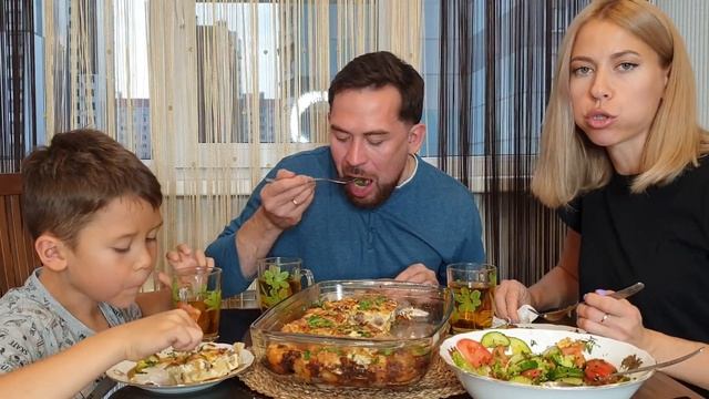 СЕМЕЙНЫЙ ТЕПЛЫЙ МУКБАНГ ? ЗАПЕКАНКА ИЗ ПЕЛЬМЕНЕЙ "ЛЕНИВАЯ ЖЕНА" ? ПРОСТОЙ РЕЦЕПТ? смотреть онлайн