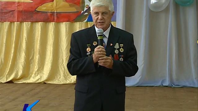 01 09 2017 На линейку в 35 школе пришли ветераны комсомола и клуб моряков смотреть онлайн