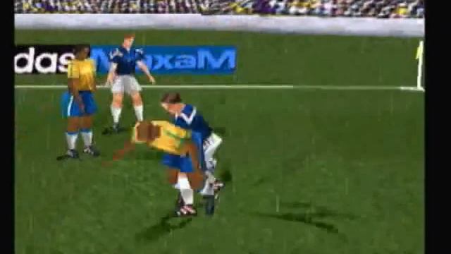 Agresion a Ronaldo en Adidas Power Soccer 98 смотреть онлайн