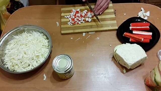 Салат с крабовыми палочками смотреть онлайн