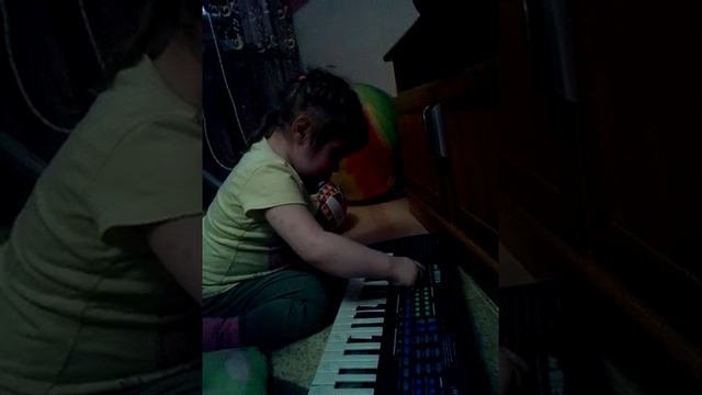 Поля играет на пианино 💕💕💕 смотреть онлайн