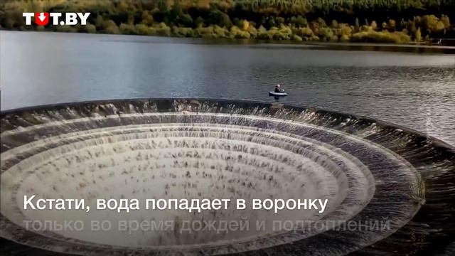 На краю: огромная воронка посреди озера приманивает рыбаков смотреть онлайн