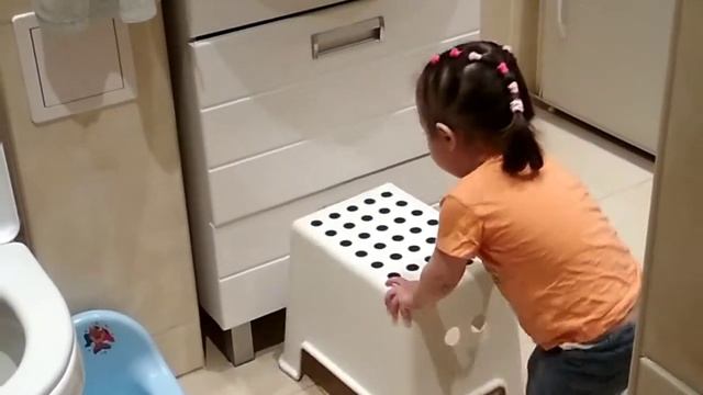 Ясмина 2г1мес. Сама садиться на унитаз смотреть онлайн