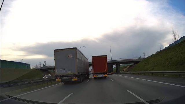 Wyprzedzanie Trzech Ciężarówek Jadących Obok Siebie Przez 6 Km Na A2 W Poznaniu