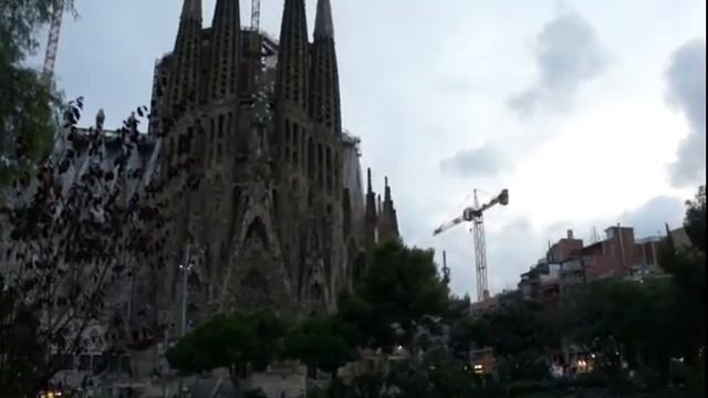 Барселона Саграда Фамилия Вечерний вид смотреть онлайн