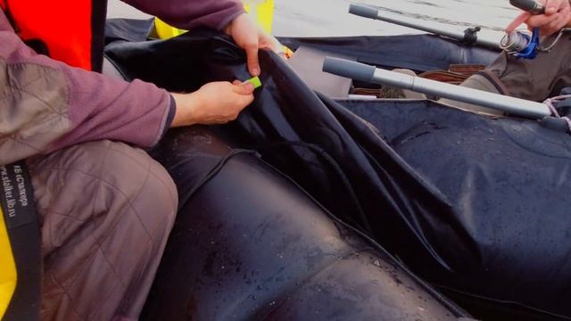 Поехали ловить плотву и чуть не утонули! Пробили лодку якорем! смотреть онлайн