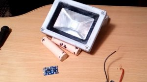 Мощный, легкий, диодный прожектор на аккумуляторе своими руками