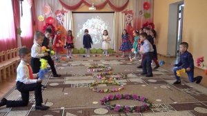 Общий танец-вход _8 МАРТА! И весна смеётся_ в детском саду (8 гр.).mp4