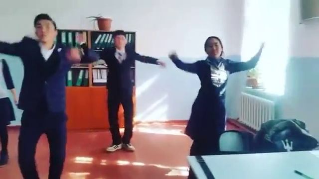 Просто обалденный танец нашего класса!!! смотреть онлайн