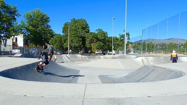 Learning 2 skate at middle age Part 3 Carver Scape 32.25" Streetsurf C5 Learning to ride bowls/ramp смотреть онлайн