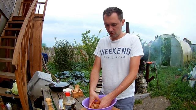 рецепт курицы на костре для компании жарим курицу в деревне смотреть онлайн