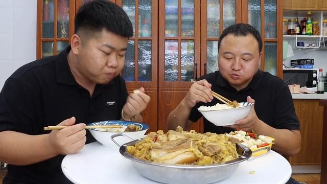 Mukbang Asmr | 25 Pounds Of Pork Belly Aqiang Makes Pork Belly Stew With Sauerkraut. смотреть онлайн