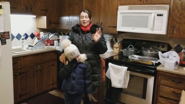 Горка в новом дворе. Покупки на Рождество, Будни многодетной семьи Савченко смотреть онлайн