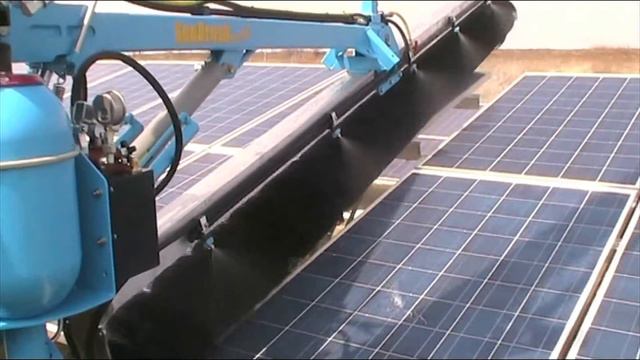 Очистка солнечных батарей с помощью навесного оборудования установленного на сваебойной установки G смотреть онлайн