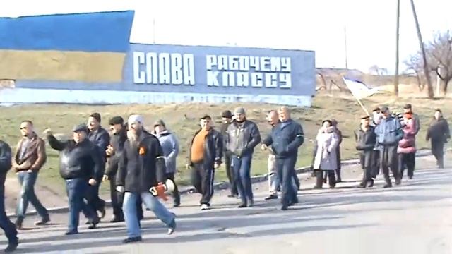 Мирное шествие Снежное Донецкая обл. 12ч. 30 03 2014 смотреть онлайн