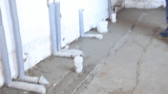 Промежуточный итог монтажа водоснабжения и канализации в санузле небольшого частного дома смотреть онлайн