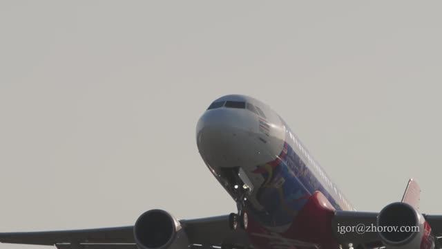 Эйрбас А320 авиакомпании Thai AirAsia в спец ливрее Amazing New Chapters взлетает из аэропорта Пхуке