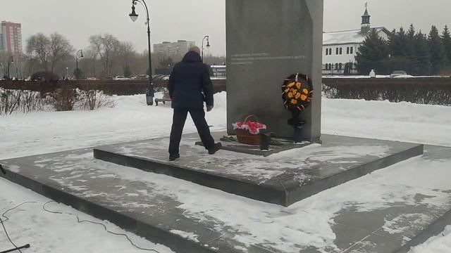 Красный тюльпан у обелиска Славы. Помним Афганцев. смотреть онлайн