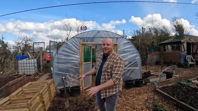 Landscaping the Garden & Sowing Carrots ! смотреть онлайн