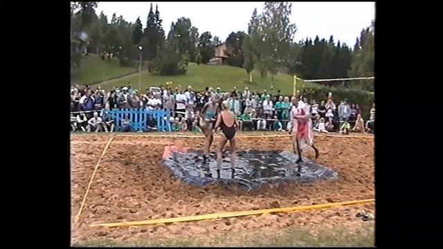 Mudamaadlus Pühajärve ääres. Борьба девочек в грязи у озера Пюхаярв.