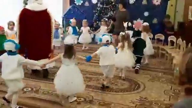 Муз. игра "Шел веселый Дед Мороз" 2 мл.гр. МКДОУ№4 г. Ефремов, воспитатель Жихарева О.С. смотреть онлайн
