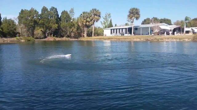 React 17 Self Righting Deep V Brushed RTR смотреть онлайн