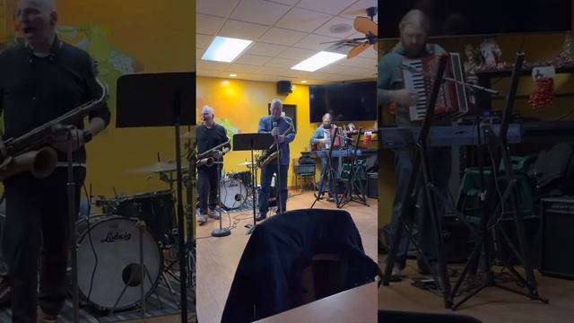 Kevin Lloyd, accordion, Joe Cabral jr, Matt Wallace, Jorge Nila, sax, GI forum, Omaha NE, 12/23/22 смотреть онлайн