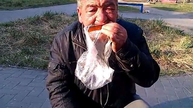 Играет на расческе и пакете смотреть онлайн